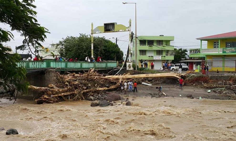 Vista general hoy, viernes 28 de agosto de 2015, del paso de la tormenta tropical Erika por la región del Caribe Oriental Roseau (Dominica). El Ministro de Obras y Comunicaciones, Ian Pinnar, indicó en declaraciones a una emisora de radio local que, según