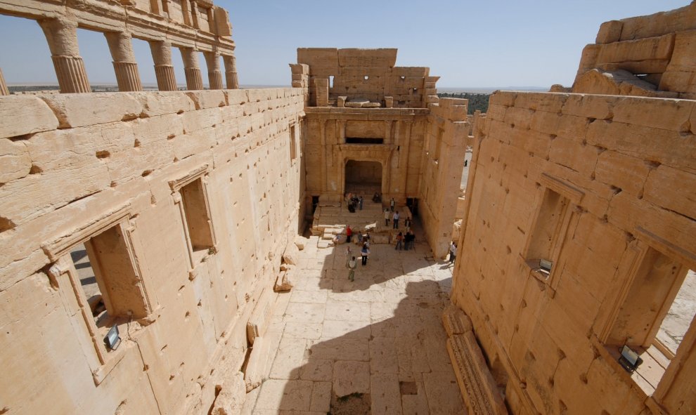 Foto de archivo de 2008, de turistas visitando el Templo de Bel, en Palmira (Siria). REUTERS/Omar Sanadiki