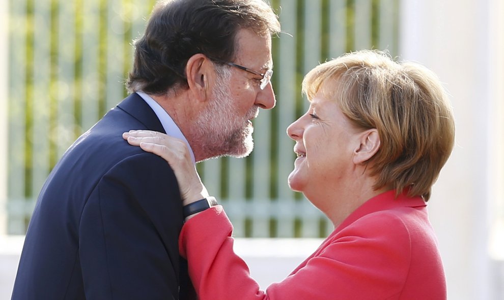 La canciller alemana Angela Merkel da la bienvenida al Presidente Mariano Rajoy, en Meseberg, a unos 60 km al norte de Berlín, Alemania, 31 de agosto de 2015. REUTERS / Axel Schmidt