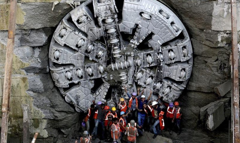 Varios operarios trabajan en la construcción de la red de metro de Bangalore, India. Según la Bangalore Metro Rail Corporación Ltd (BMRCL), la tuneladora llamada Hellen ha completado el primer tramo del "Namma Metro" de 42 kilómetros de longitud. EFE/Jaga