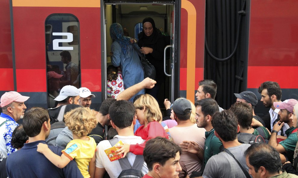 Cientos de refugiados consiguieron el lunes acceder a varios de los trenes que partían desde Budapest a otras ciudades europeas. REUTERS