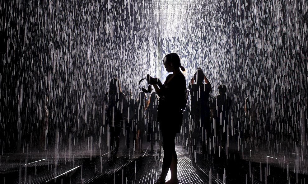 La gente visita la Sala de lluvia, una instalación por Random International, en un museo en Shanghai, China, 1 de septiembre de 2015. REUTERS / Aly canción