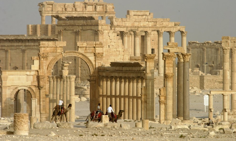Columnas y el antiguo Templo de Bel, en la ciudad milenaria siria de Palmira, en una imagen de 2009. REUTERS/Gustau Nacarino