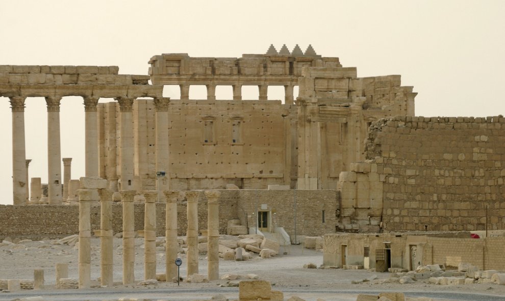 Columnas y el antiguo Templo de Bel, en la ciudad milenaria siria de Palmira, en una imagen de 2009. REUTERS/Gustau Nacarino