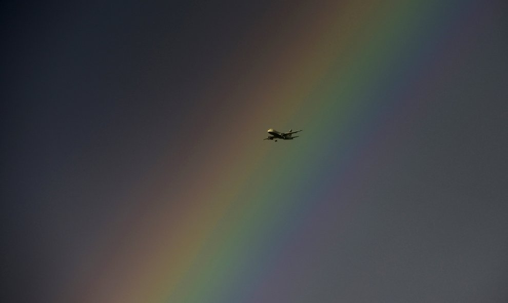 Un avión fotografiado en un arcoiris al acercarse al aeropuerto de Heathrow en Londres, Reino Unido, 1 de septiembre de 2015. REUTERS/Dylan Martinez