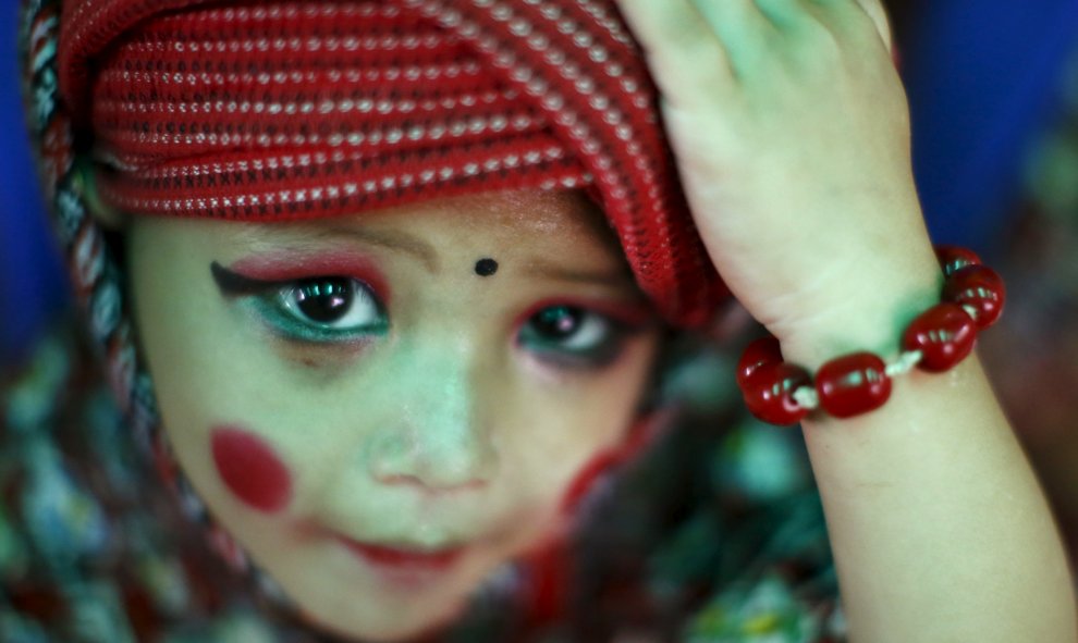 Un niño vestido con ropa tradicional espera a participar en un acto conmemorativo dedicado a las víctimas de un terremoto en abril en Nepal, hoy, 2 de septiembre de 2015. REUTERS/Navesh Chitrakar