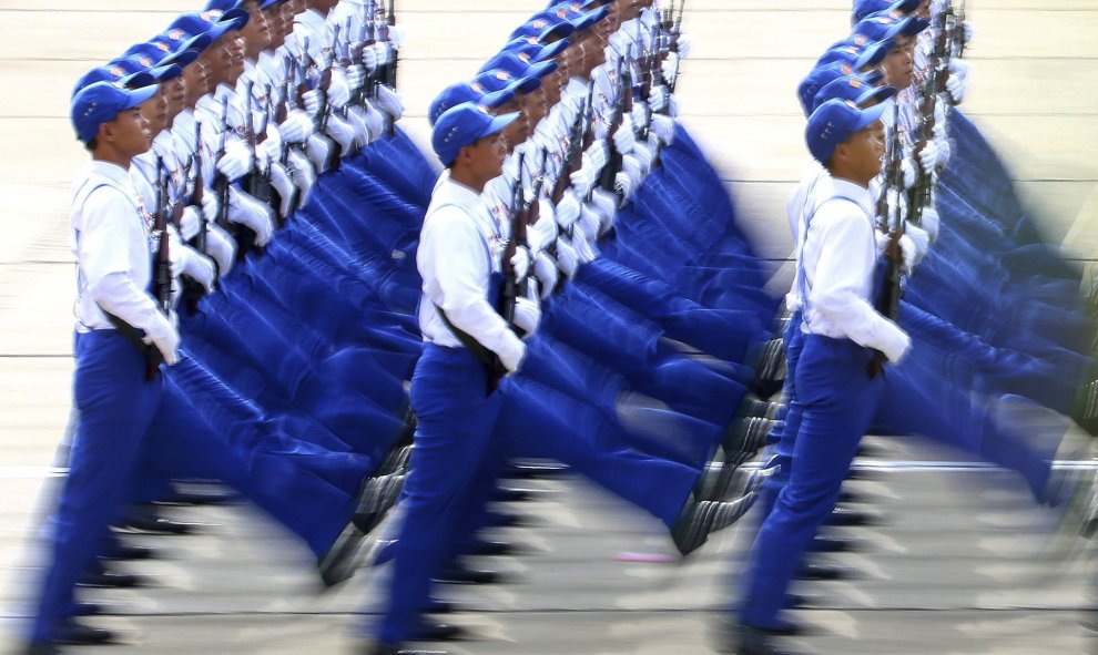 Soldados vietnamitas marchan durante el desfile del Día Nacional en Hanoi (Vietnam) hoy, 2 de septiembre de 2015. EFE/Minh Hoang