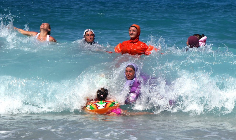 Albanesas musulmanas se refrescan en el agua en el mar Jónico derca de Saranda (Albania) hoy, 2 de septiembre de 2015. EFE/Armando Babani