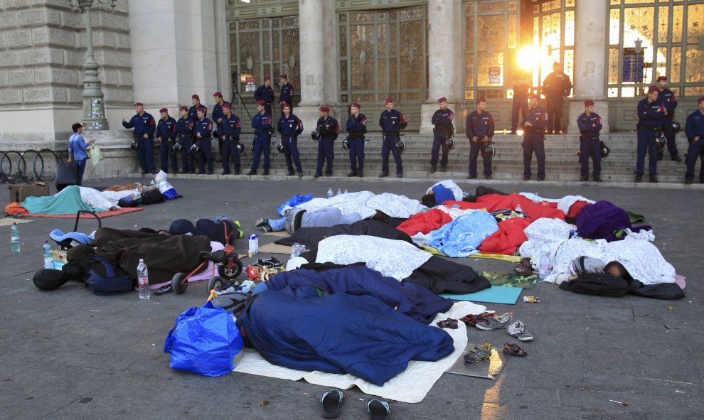 Refugiados duermen en los alrededores de la estación de tren de Budapest. /REUTERS