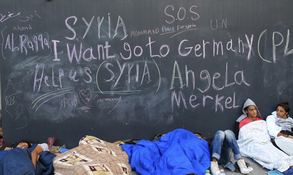 Paredes de la estación de Keleti pintados con frases como "Como ir a Alemania". /REUTERS