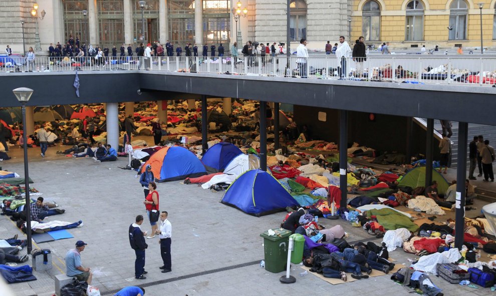 Vista de los refugiados acampados y dormidos a las puertas de la estación de tren de Budapest. Se calcula que unos 2.000 refugiados se han apostado allí. /REUTERS