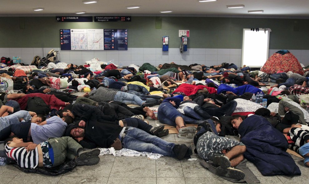 Decenas de refugiados duermen en el suelo de un vestíbulo de la estación de Keleti. /REUTERS