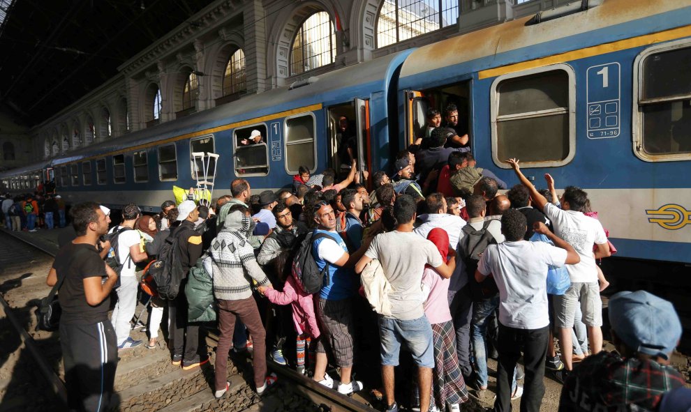 Esta mañana los amontonamientos de refugiados intentando entrar en un vagón desde las vías. /REUTERS