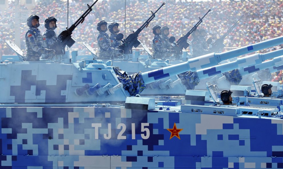 Vehículos de la Armada china participan en el desfile en Pekín comemorativo del final de la II Guerra Mundial. REUTERS/Damir Sagolj