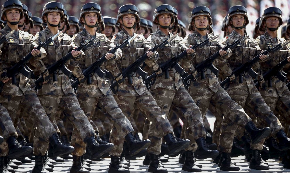 Tropas chinas desfilan en la parada militar en Pekín conmemorativa del final de la II Guerra Mundial. REUTERS/Rolex Dela Pena