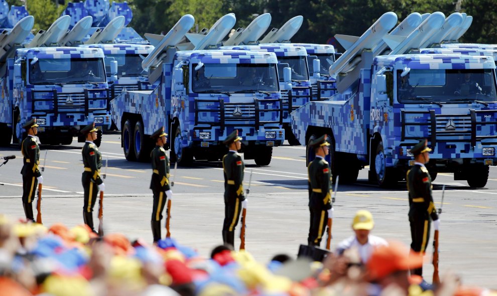 Vehículos blindados de la Armada china con misiles buque-aire circulan en la Plaza Tiananmen durante el desfile militar conmemorativo del final de la II Segunda Guerra Mundial. REUTERS / Damir Sagolj