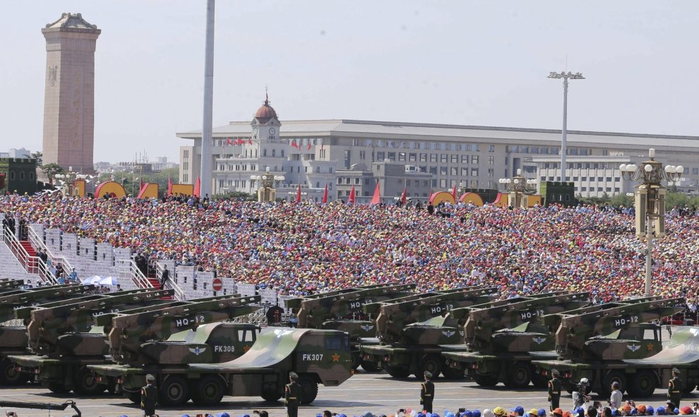 Vehículos armados participan en el desfile militar en la plaza de Tiananmen en Pekín con motivo del 70 aniversario del fin de la II Guerra Mundial. EFE/Yonhap