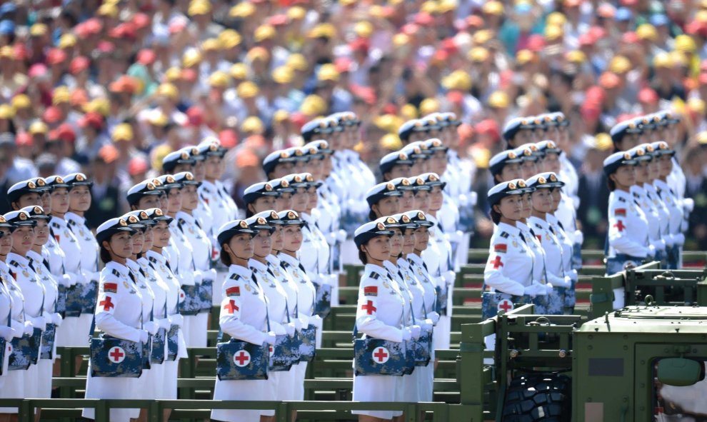 Soldados del cuerpo médico en la plaza de Tiananmen en Pekín (China) durante un desfile militar con motivo del 70 aniversario del fin de la II Guerra Mundial. EFE/Liu Xiao