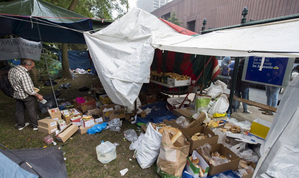 Un solicitante de asilo espera en un campamento improvisado fuera de la oficina extranjera en Bruselas./ REUTERS