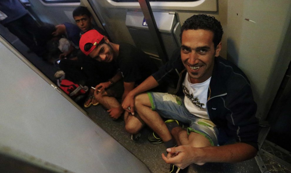 Los inmigrantes se sientan dentro de un tren a Alemania en una estación de tren en Viena, Austria 5 de septiembre de 2015. REUTERS / Dominic Ebenbichler