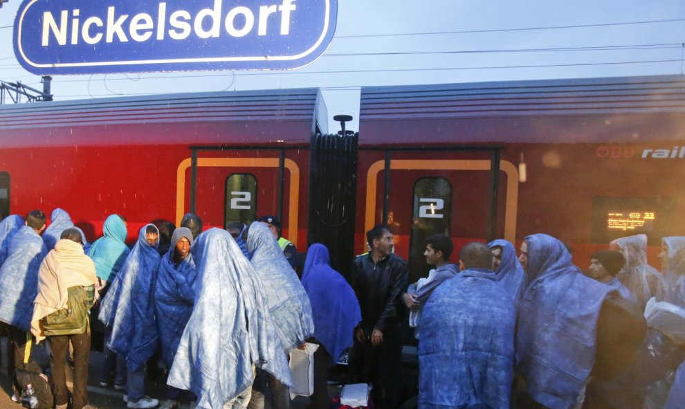 Inmigrantes en su llegada a la estación de Nickelsdorf, donde se subirán a un tren con destino Alemania. REUTERS/Heinz-Peter Bader