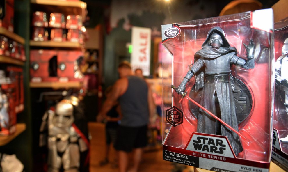 La figura de Kylo Ren, el nuevo 'malo' de la última película de la saga 'Star Wars', ya a la venta en una tienda Disney, en Santa Monica, California (EEUU). EFE/EPA/MIKE NELSON