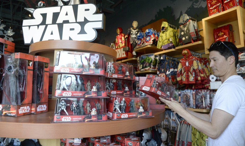 Un hombre observa los productos de merchandising de Star Wars en una tienda Disney, en Santa Monica, California (EEUU). EFE/EPA/MIKE NELSON