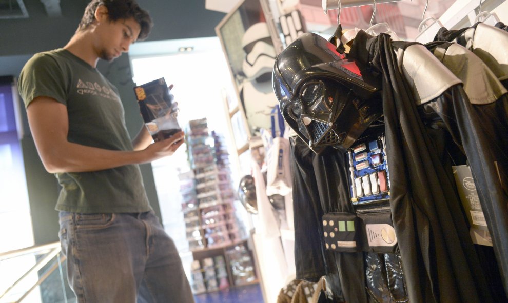 Un cliente mira los objetos de merchandise de Star Wars en una tienda  Disney en Santa Monica, California (EEUU). EFE/EPA/MIKE NELSON