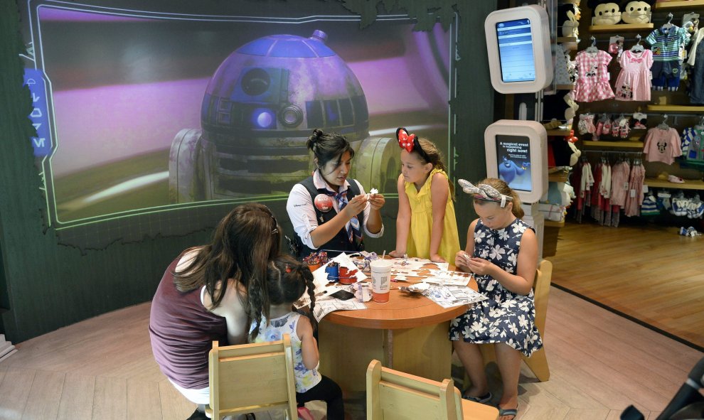 Varios niños jugando con objetos de Star Wars en una tienda Disney en  Santa Monica, California (EEUU). EFE/EPA/MIKE NELSON