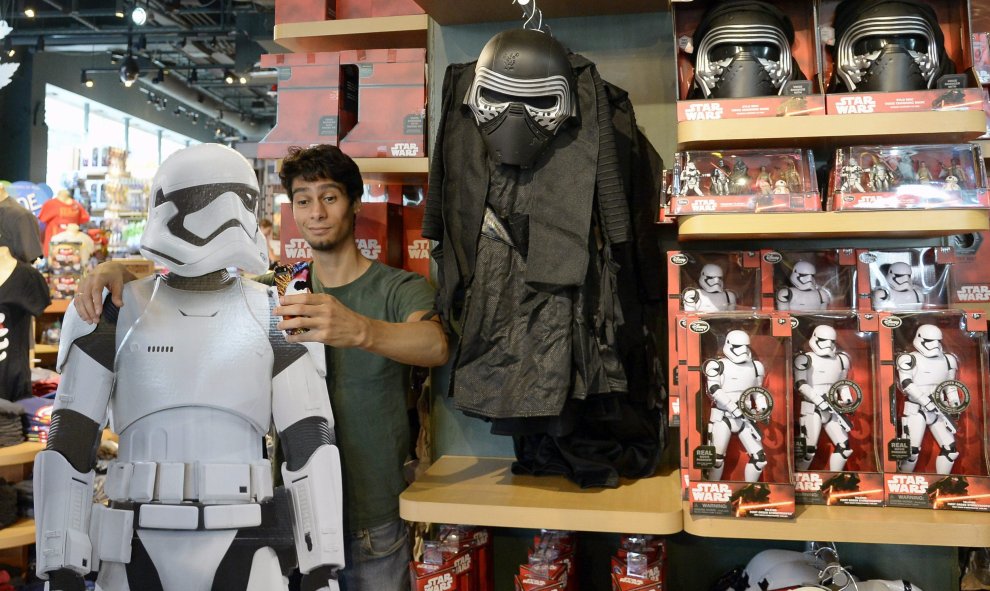 Un cliente de una tienda Disney en EEUU se hace un selfie junto a una figura de un Stormtrooper del Imperio. EFE/EPA/MIKE NELSON