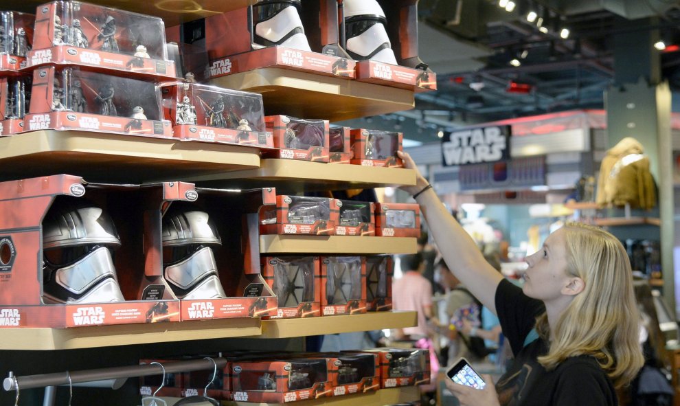 Una mujer en una tienda Disney en Santa Mónica California (EEUU), donde ya están a la venta los objetos de merchandise de Star Wars. EFE/EPA/MIKE NELSON