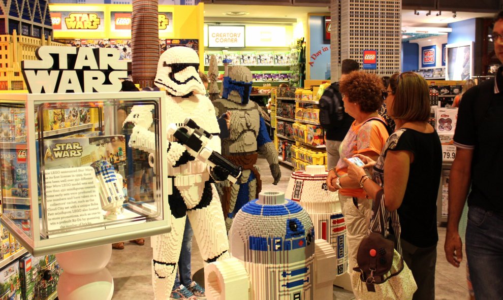 Dos mujeres observando las fichas lego con motivos de Star Wars en un sector de la tienda principal de Toys "R" Us en Times Square, Nueva York (EEUU). EFE/Mario Villar