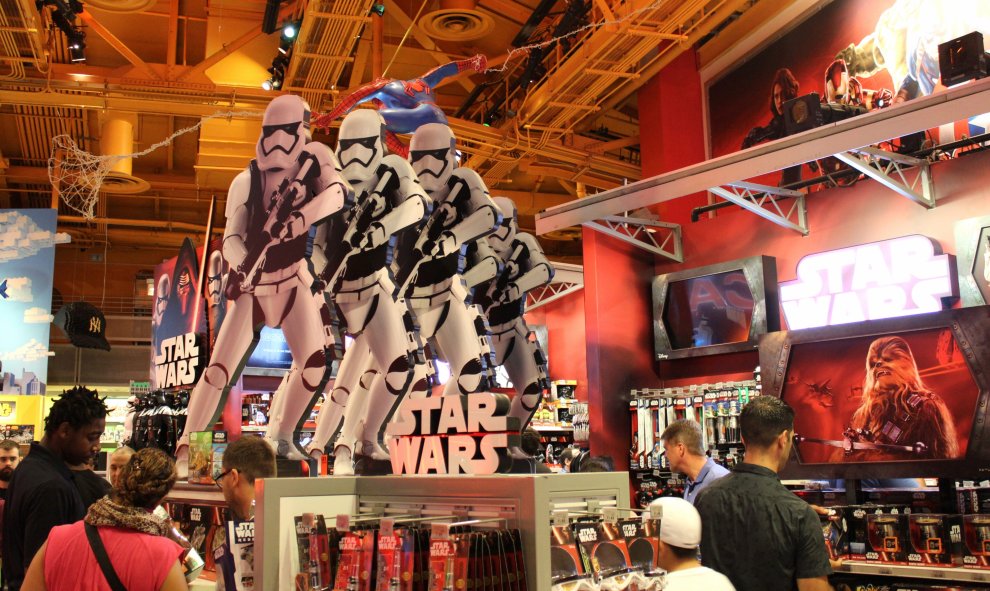 Los juguetes de Star Wars en la tienda principal de Toys "R" Us en Times Square, Nueva York (EEUU). EFE/Mario Villar