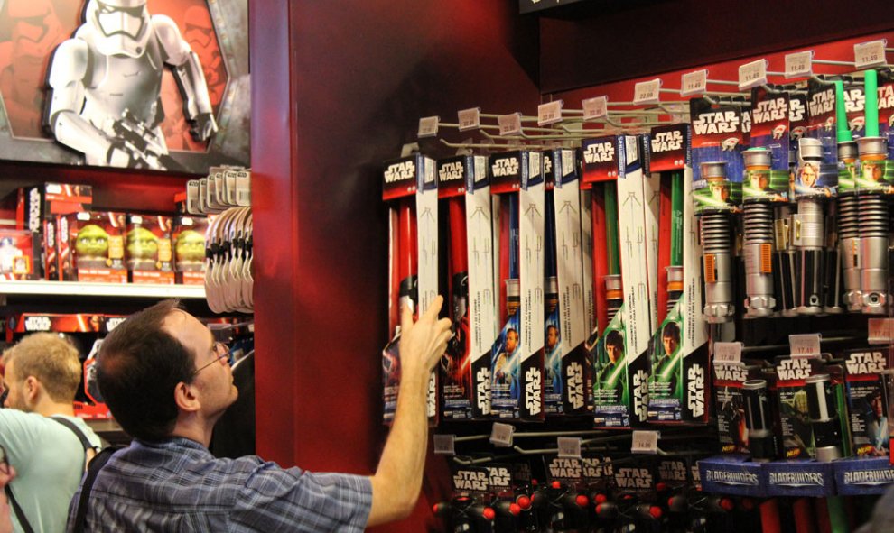 Un hombre observando los juguetes sobre Star Wars en la tienda principal de Toys "R" Us en Times Square, Nueva York (EEUU). EFE