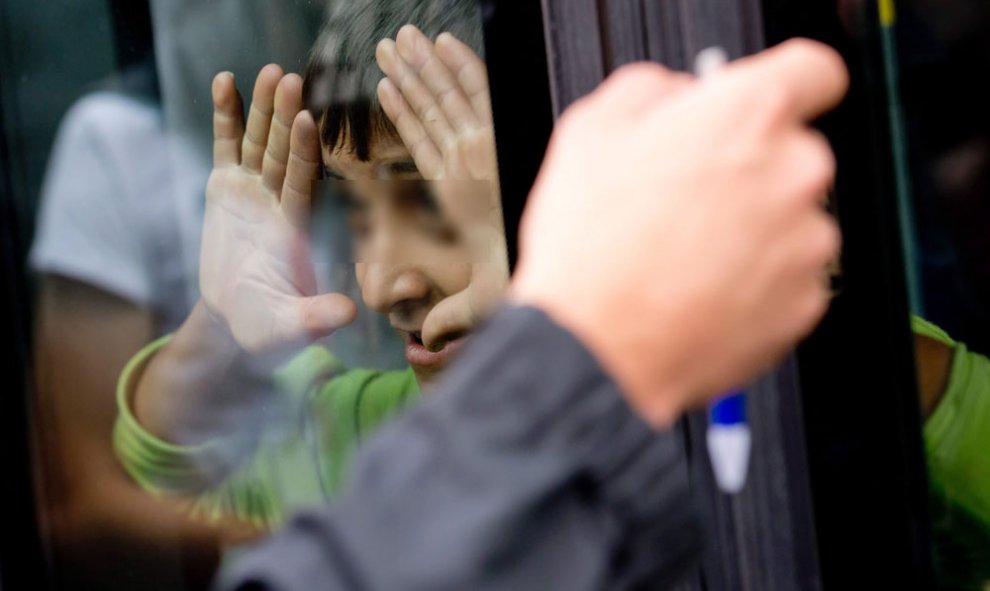 Muchos espontáneos se dieron también cita en la estación con letreros de bienvenida y aplaudieron a los refugiados cuando se bajaban de los trenes.- SVEN HOPPE (EFE)