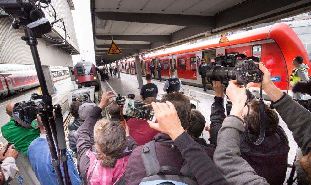 Expectación entre ciudadanos y periodistas ante la llegada de uno de los trenes con refugiados a la estación de tren principal de Múnich.- PETER KNEFFEL (EFE)
