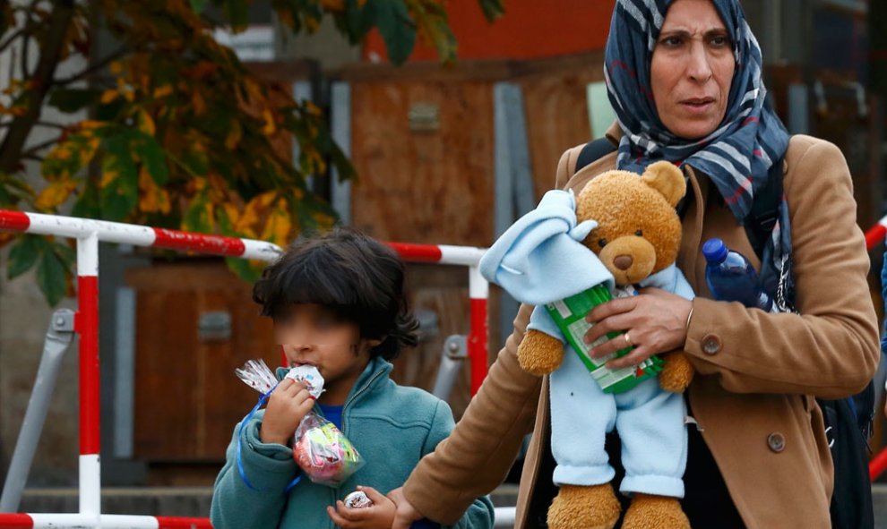 En Alemania, la mayoría de los trenes procedentes de Austria con refugiados se encaminarán hacia Múnich, aunque algunos ya serán trasladados a campos de acogida en una escala en la ciudad bávara de Rosenheim.- MICHAEL DALDER (REUTERS)