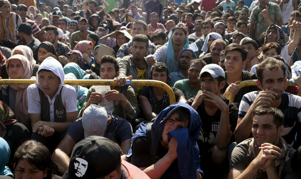 Refugiados e inmigrantes esperar al proceso de registro en el puerto de Mitilene, en la isla griega de Lesbos, 5 de septiembre de 2015. REUTERS / Dimitris Michalakis