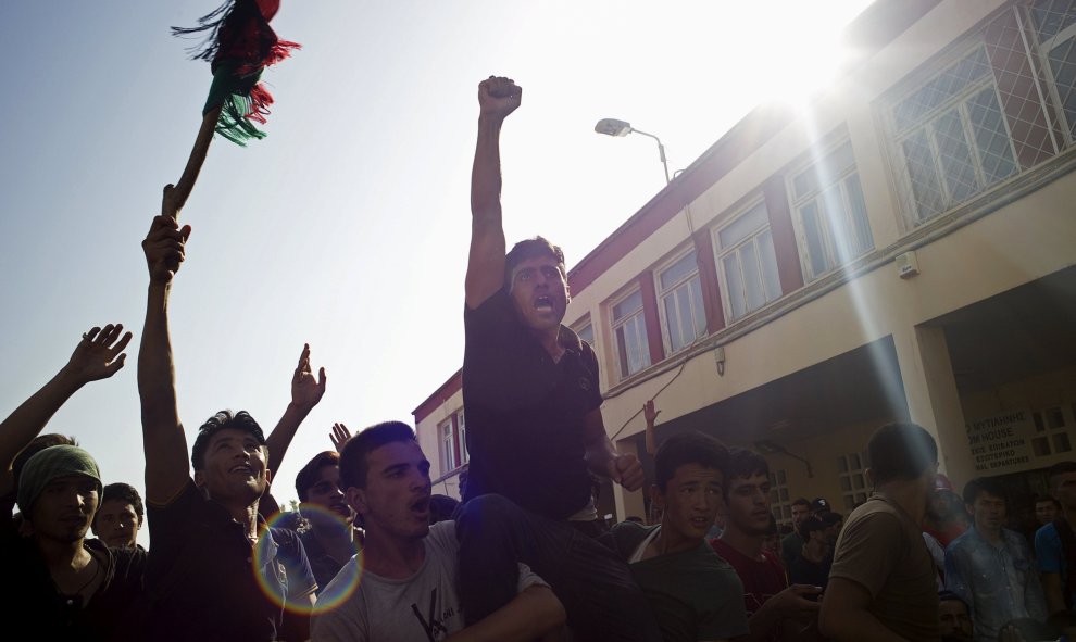 Refugiados afganos gritan durante una protesta por la prioridad que se está dando a los sitios en el proceso de registro en el puerto de Mitilene, en la isla griega de Lesbos, 6 de septiembre de 2015. REUTERS / Dimitris Michalakis