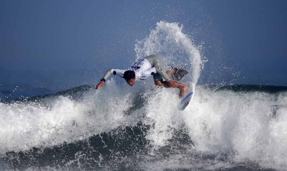 El surfero francés Massin monta una ola en la playa de Casablanca durante la competición de surf mundial Surf League (WSL) Quiksilver Pro. REUTERS