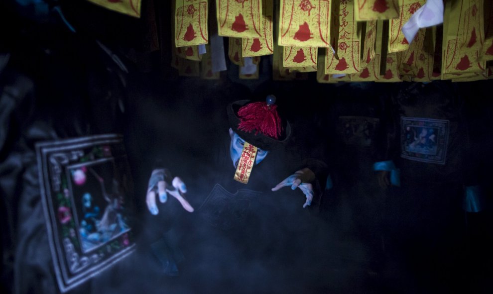 Un hombre vestido de zombie actua durante la promoción de la próxima Ocean Park de Halloween Fest en Hong Kong. REUTERS