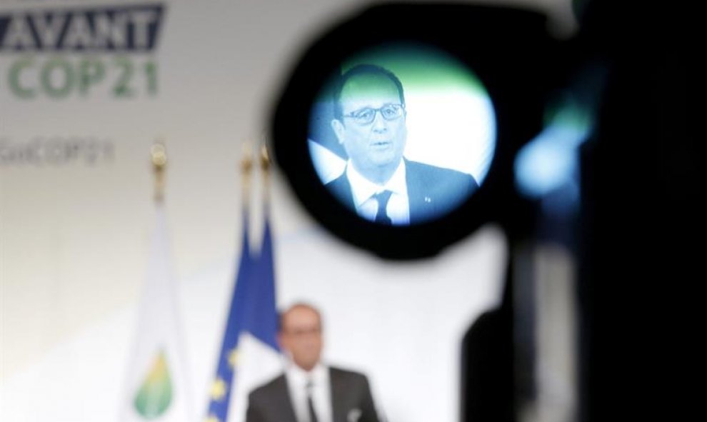 El presidente de Francia, Francois Hollande, pronuncia un discurso durante una reunión en el Elíseo para preparar la Cumbre sobre Cambio Climático que se celebrará en París los próximos meses de noviembre y diciembre. EFE/YOAN VALAT