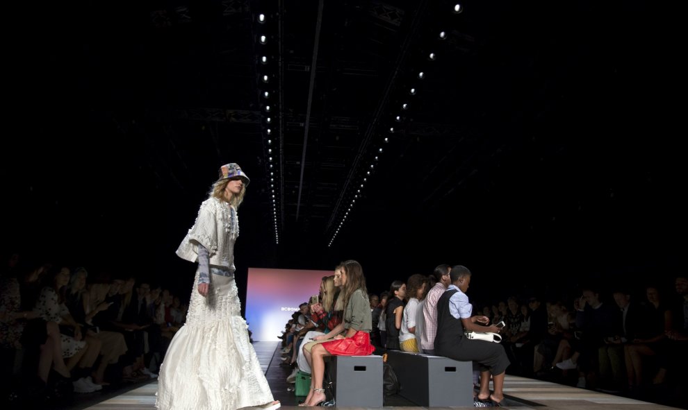 Una modelo presenta un diseño de la colección BCBGMAXAZRIA primavera/verano 2016 durante la New York Fashion Week en Nueva York. REUTERS/Andrew Kelly