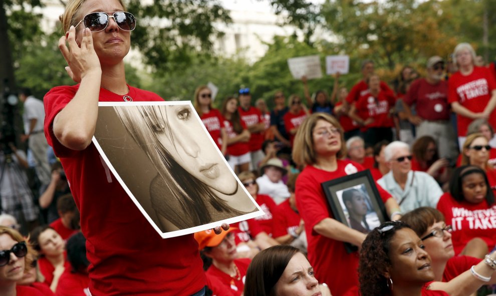 Yvonne Crasso, sujetando la foto de su hermana Nina Bradley que fue asesinada en 2012, en una manifestación en contra de la violencia de armas en Washington, EEUU. REUTERS/Jonathan Ernst