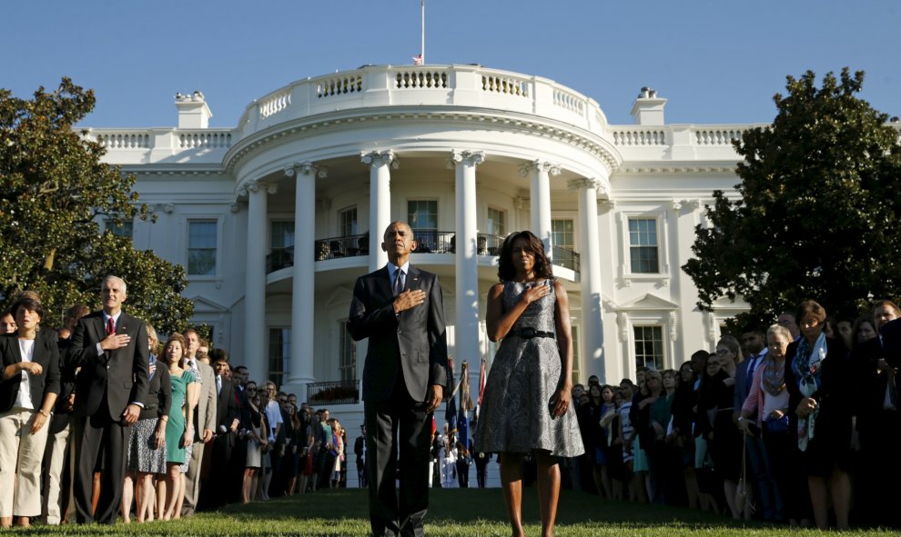 Barack Obama y Michelle Obama guardan un momento de silencio en el jardín sur de la Casa Blanca para conmemorar el 14 aniversario de los ataques del 11 de septiembre. REUTERS