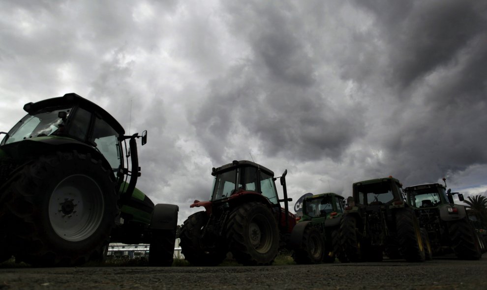 Ganaderos gallegos continúan con el bloqueo de industrias y centros de distribución lácteos, como en el caso de Leche Celta, en el concello coruñés de Pontedeume, donde medio centenar de tractores impiden la entrada y salida de mercancía. EFE/Cabalar