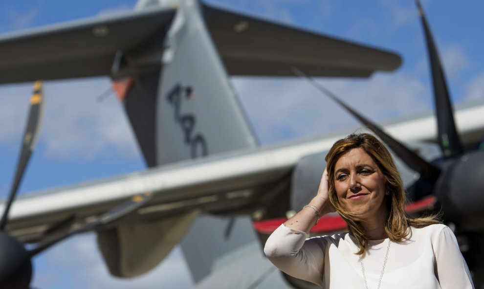 La presidenta de la Junta de Andalucía, Susana Díaz, durante su visita hoy a la planta de San Pablo de Airbus Defence and Space, donde se realiza el ensamblaje del avión militar A400M, en el que ha sido el primer acto en su agenda oficial tras reincorpora