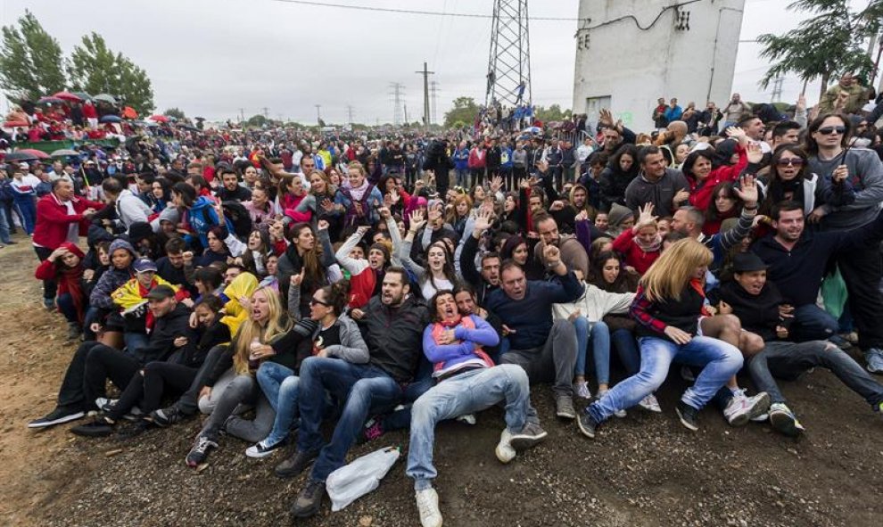 Sentada de los animalistas que protestaron en Tordesillas contra la celebración del Toro de la Vega. / EFE