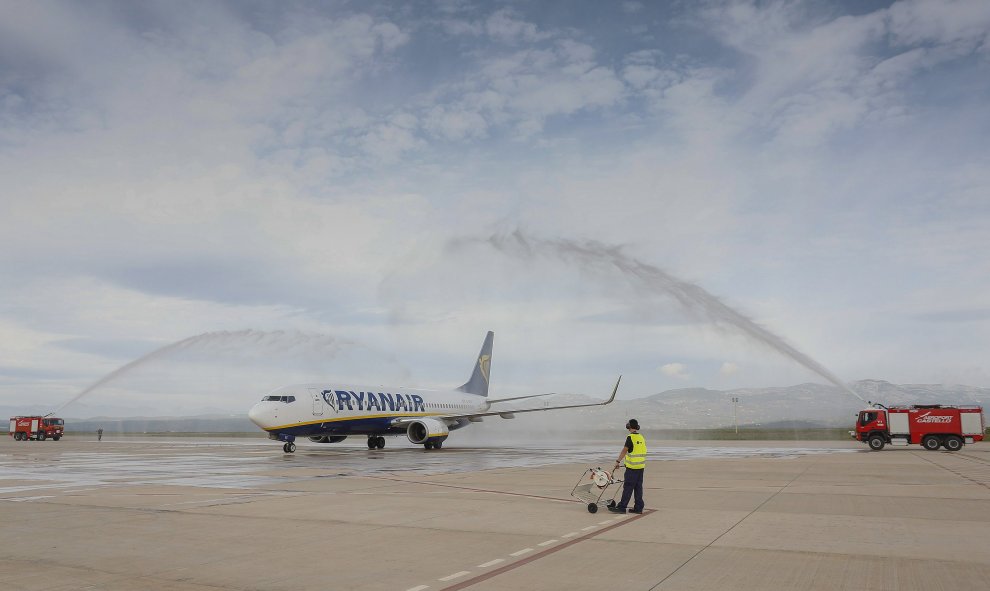 La pista del aeropuerto de Castellón ha recibido esta mañana al primer avión de un vuelo regular en sus casi cuatro años y medio de vida, procedente de Londres y operado por la línea de bajo coste Ryanair. EFE/Doménech Castelló