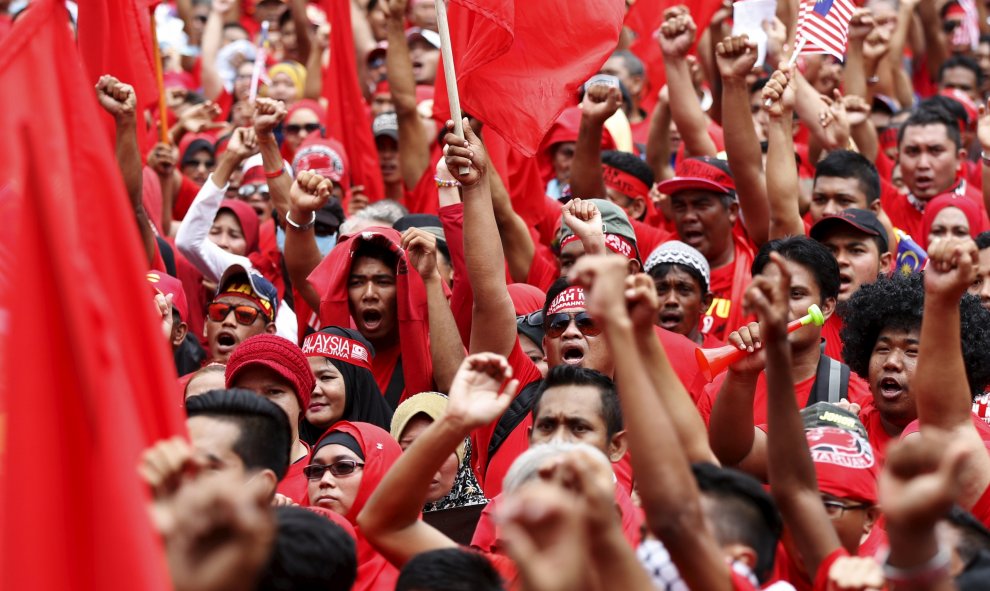 Manifestantes " camisas rojas " se reúnen para una manifestación para celebrar el Día de Malasia en Kuala Lumpur. REUTERS